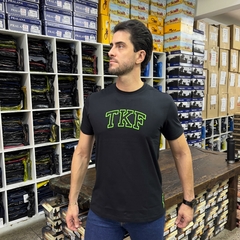 CAMISA MASCULINA THANKFIELD PRETO BORDADA TKF VERDE na internet