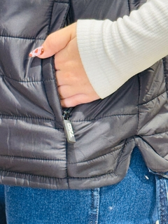 COLETE TXC FEMININO PUFFER PRETO LOG BRANCO COM ZIPER BOLSO - SELARIA GUIMARÃES