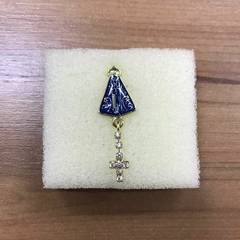 BROCHE PARA CHAPÉU PINGENTE NOSSA SENHORA STRASS BOTTON