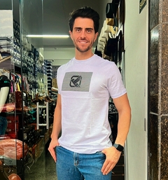 CAMISA MASCULINA THANKFIELD BRANCA SILK PRETO LOGO FRONTAL - comprar online