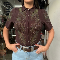 BODY MARROM MINUTY TODO EM PEDRARIA FURTA COR MANGA CURTA - SELARIA GUIMARÃES