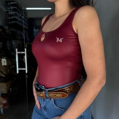 BODY REGATA SELVAGEM VINHO CIRE METALIZADO PINGENTE CRUZ - SELARIA GUIMARÃES