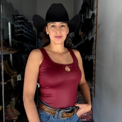 BODY REGATA SELVAGEM VINHO CIRE METALIZADO PINGENTE CRUZ na internet