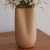 Vaso Minimalista Esculpido Bege M Com Folhagens Secas na internet