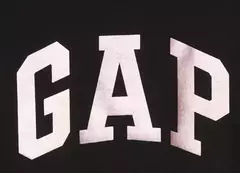 Remera Gap niña tornosolada en internet