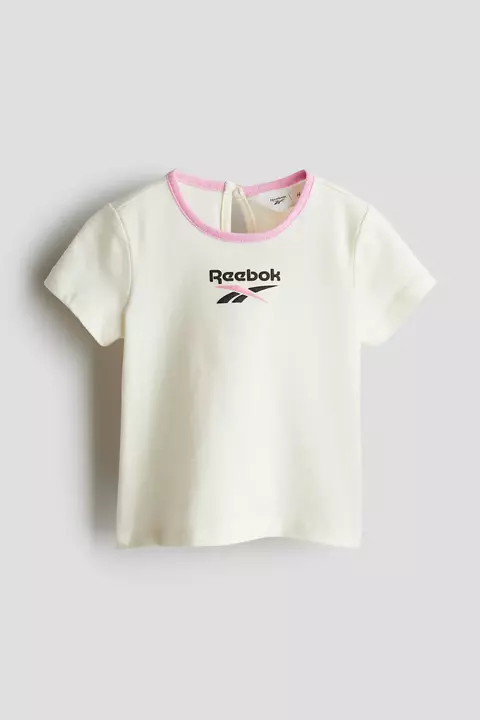 Remera cuello rosa Reebok y H&M