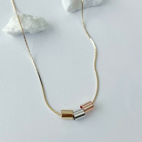 COLLAR TEJIDO CUADRADA DIJE CILINDROS TRES OROS 45CM ORO LAMINADO 18K