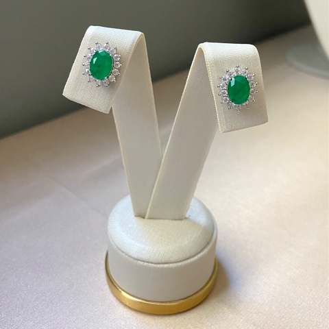 BRINCO PRATA 925 OVAL/ 1 FILEIRA CRAVEJADA/ ESMERALDA FUSION