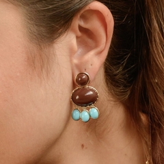 BRINCO OVAL BORDA PONTILHADAS COM PEDRINHAS PENDURADAS MARROM E TURQUESA na internet