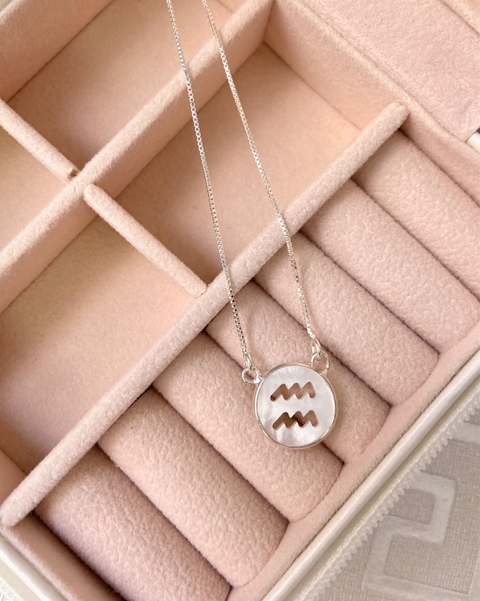 COLAR SIGNO AQUÁRIO NA VENEZIANA PRATA