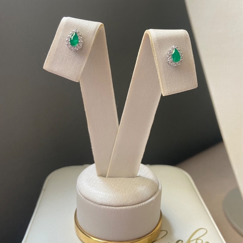 BRINCO PRATA 925 MINI GOTA COM BORDA CRAVEJADA/ ESMERALDA FUSION