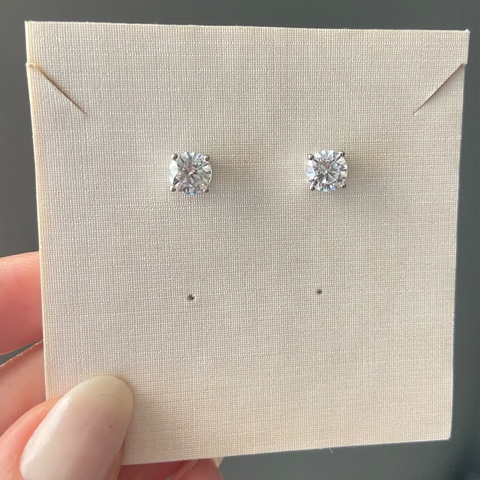 BRINCO PRATA 925 PONTO DE LUZ 4 GARRAS PEQUENO/ CRISTAL