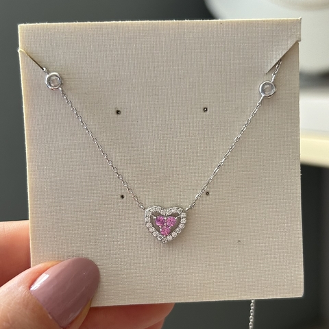 COLAR PRATA 925 CORAÇÃO BORDA CRAVEJADA E TRÊS PEDRAS CENTRAIS/ PINK