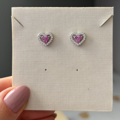 BRINCO PRATA 925 CORAÇÃO BORDA CRAVEJADA E TRÊS PEDRAS CENTRAIS/ PINK