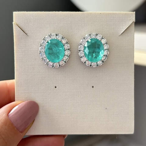 BRINCO PRATA 925 PEDRA OVAL COM BORDA PONTOS DE LUZ 4 GARRAS/ ESMERALDA COLOMBIANA