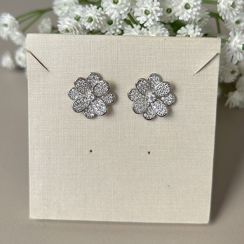 BRINCO PRATA 925 FLOR QUATRO PETALAS CRAVEJADAS SOBREPOSTAS E PONTO DE LUZ CENTRAL/ CRISTAL