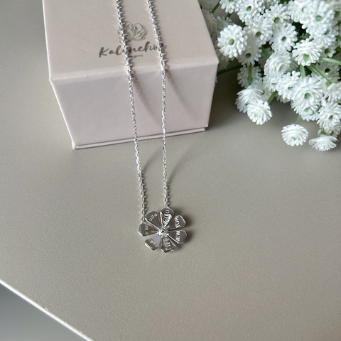 COLAR FLOR LISA 7 PETALAS COM NOME INSPIRAÇÃO PRATA 925