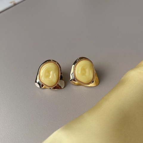 BRINCO CHAPA ASSIMÉTRICA COM RESINA ORGÂNICA CANDY AMARELO