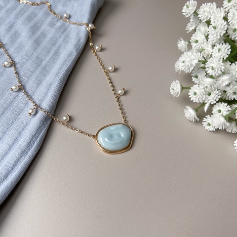 COLAR COM PÉROLAS E PINGENTE ORGÂNICO CANDY AZUL