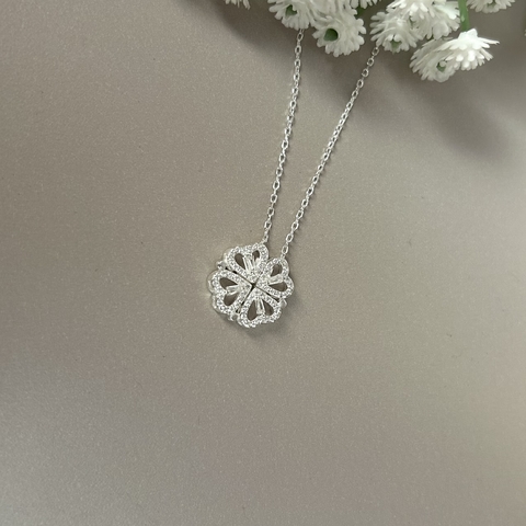 COLAR TREVO ABRE E FECHA 4 CORACÕES VAZADOS COM NAVETE NO CENTRO COM BORDA CRAVEJADA PRATA 925