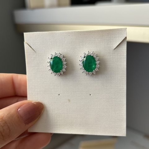 BRINCO PRATA 925 PEDRA OVAL GRANDE C/ BORDA CRAVEJADA/ ESMERALDA FUSION