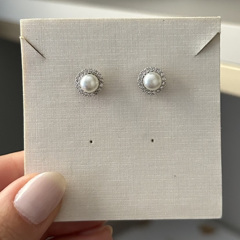 BRINCO MINI PÉROLA BORDA CRAVEJADA RÓDIO BRANCO - comprar online