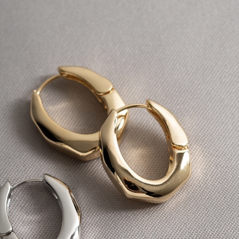 ARGOLA GRANDE FORMATO OVAL COM CORTES ORGÂNICOS