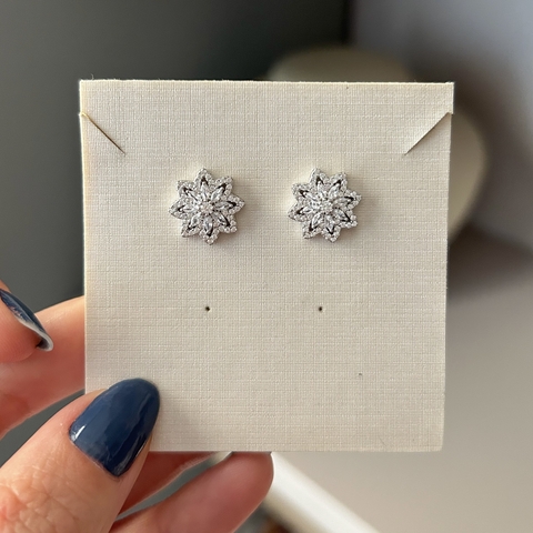 BRINCO PRATA 925 FLOR NAVETES COM OITO PETALAS CRAVEJADAS E PONTO DE LUZ/ CRISTAL