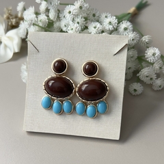 BRINCO OVAL BORDA PONTILHADAS COM PEDRINHAS PENDURADAS MARROM E TURQUESA na internet