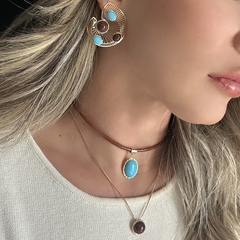 COLAR COURINHO MARROM COM PEDRA OVAL RESINADA