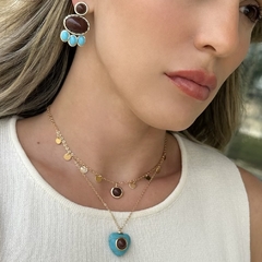 BRINCO OVAL BORDA PONTILHADAS COM PEDRINHAS PENDURADAS MARROM E TURQUESA