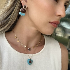 Imagem do BRINCO OVAL BORDA PONTILHADAS COM PEDRINHAS PENDURADAS MARROM E TURQUESA