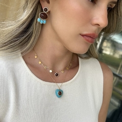 BRINCO OVAL BORDA PONTILHADAS COM PEDRINHAS PENDURADAS MARROM E TURQUESA