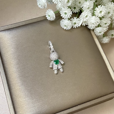 PINGENTE DE RIVIERA PRATA 925/ MENINO CRAVEJADO CORAÇÃO CENTRAL ESMERALDA FUSION