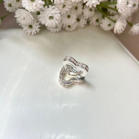 BRINCO ARGOLA FORMATO CORACAO CRAVEJADO PEQUENA PRATA