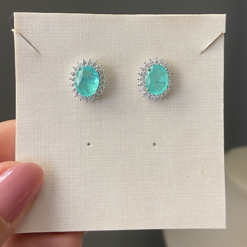 BRINCO PRATA 925 PEDRA OVAL PEQUENA C/ BORDA CRAVEJADA/ ESMERALDA COLOMBIANA