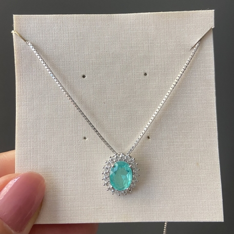 COLAR PRATA 925 PEDRA OVAL PEQUENA C/ BORDA CRAVEJADA/ ESMERALDA COLOMBIANA