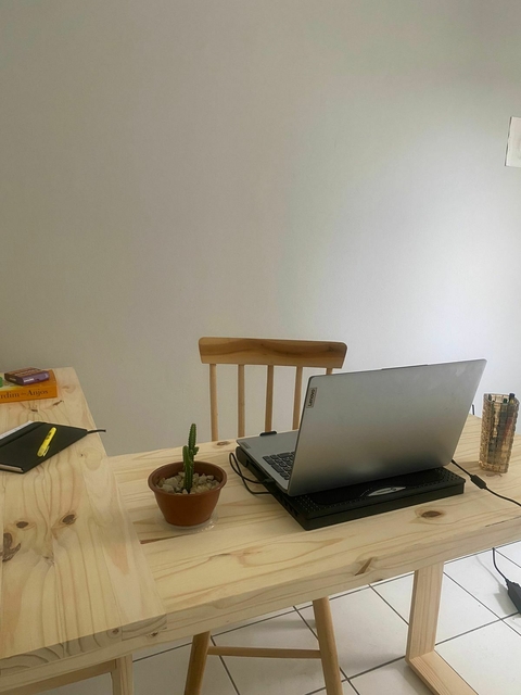 Mesa Estudo Trabalho em L com Pé Quadrado tampo prancha de pinus - loja online