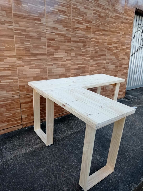 Mesa Estudo Trabalho em L com Pé Quadrado tampo prancha de pinus - comprar online