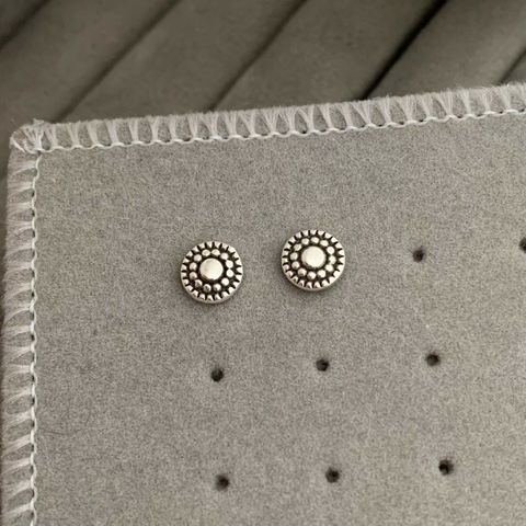 Brinco Medalha Bolinhas Envelhecida Prata 925