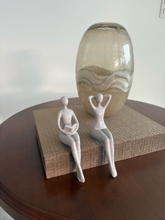 Escultura mulher na internet