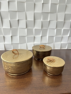 caixa decorativa metal M na internet