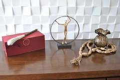 Escultura homem na internet