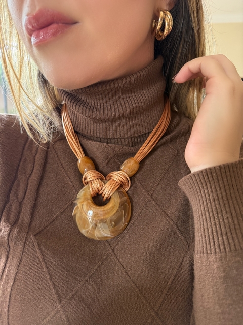 Colar cordas com resina âmbar