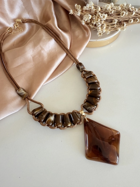 Colar geométrico âmbar