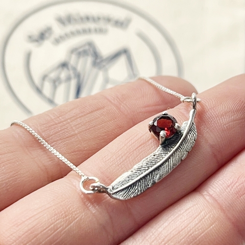 Collar plumita y granate