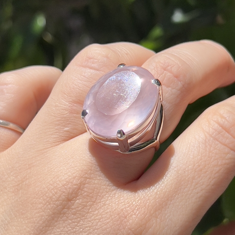 Anillo de cuarzo rosa facetado oval