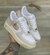 AIR FORCE 1 BEGE MEDALHÃO MULHER - comprar online