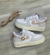 AIR FORCE 1 BEGE MEDALHÃO MULHER na internet