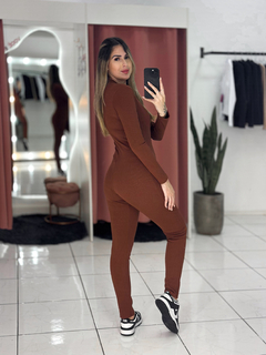 Macacão Ziper Manga longa MARROM na internet